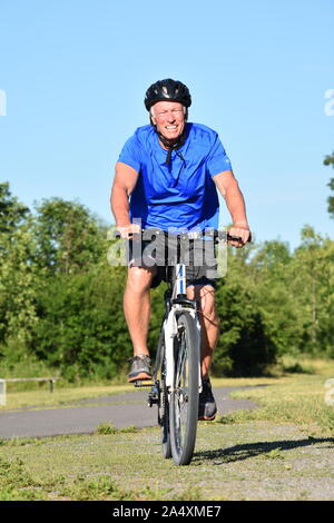 Athlet Rentner männliche Radfahrer lächelnd Reiten Fahrrad Stockfoto