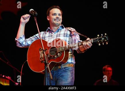 Hiawassee, GA, USA. 16 Okt, 2019. Justin Terry auf der Bühne für Gary Puckett und Union Lücke im Konzert, Anderson Music Hall, Georgia Mountain Fairgrounds, Hiawassee, GA, 16. Oktober 2019. Credit: Derek Sturm/Everett Collection/Alamy leben Nachrichten Stockfoto