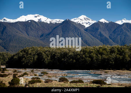 Berge und einheimischen Busch hinter der Wicklung Maruia River, in der Nähe von Lewis Pass, West Coast, Neuseeland Stockfoto