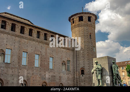 Der Backstein Turm von acaja Schloss an der Rückseite des Palazzo Madama in Turin, Italien Stockfoto