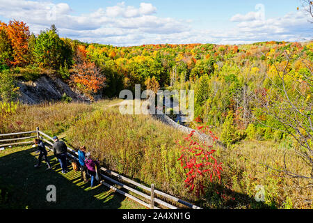 Die Leute, die panoramische Ausblick Blick auf brillante Farben des Herbstes in Rouge nationalen städtischen Park, Toronto, Ontario, Kanada Stockfoto