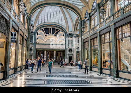 Das Lux-Kino in der Galleria San Federico, eine Arkade mit Glasdecke im Art déco-Stil im Herzen von Turin, Italien Stockfoto