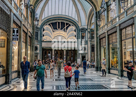 Das Lux-Kino in der Galleria San Federico, eine Arkade mit Glasdecke im Art déco-Stil im Herzen von Turin, Italien Stockfoto