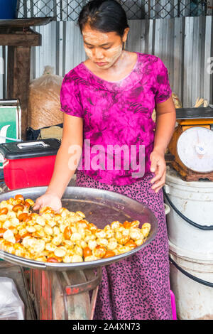 Mae Sot, Thailand - 3. Februar 2019: burmesische Frau Kastanien Verkauf auf dem Markt. Der Markt ist an der Tagesordnung. Stockfoto