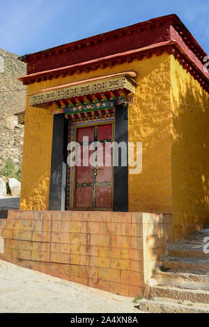 Ein helles gelbes Gebäude bringt Farbe in Drepung Kloster in Lhasa, Tibet. Stockfoto