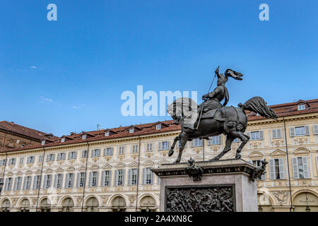 Eine bronzene Reiterstatue von Emmanuel Philibert in der Mitte des eleganten Piazza San Carlo, Turin, Italien Stockfoto