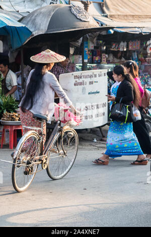 Mae Sot, Thailand - 3. Februar 2019: burmesische Frau auf dem Fahrrad. Es gibt keine ethnischen Gruppen in der Stadt. Stockfoto