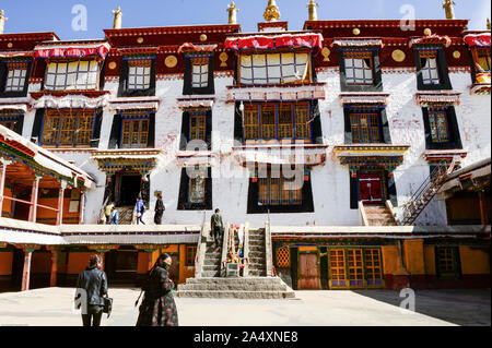 Tibetische Bhuddist Berg Menschen überqueren Sie den Hof zu Treppen in die zu Kloster Drepung in Lhasa, Tibet klettern. Stockfoto