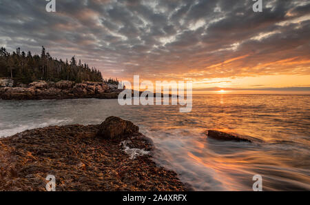 Acadia National Park bei Sonnenaufgang in Maine an der Küste. Stockfoto