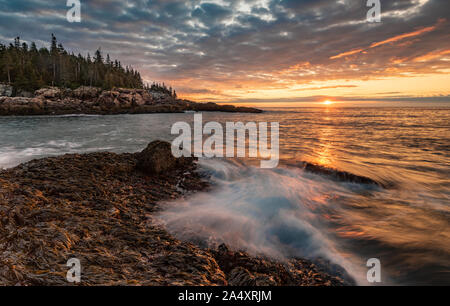 Acadia National Park bei Sonnenaufgang in Maine an der Küste. Stockfoto