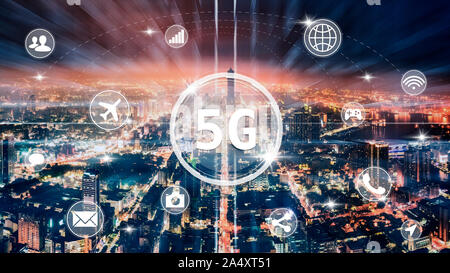 Luftbild Stadt bei Nacht und 5 g Netzwerk Anwendung tech Konzepte Stockfoto