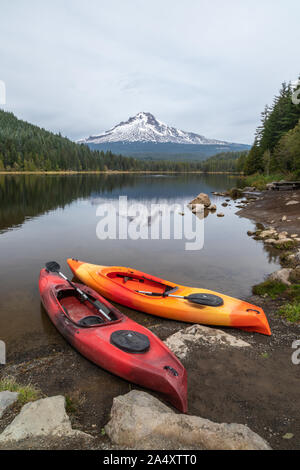 Ein paar Kajaks am Ufer des Trillium See mit Mt. Haube im Hintergrund in Oregon, USA Stockfoto