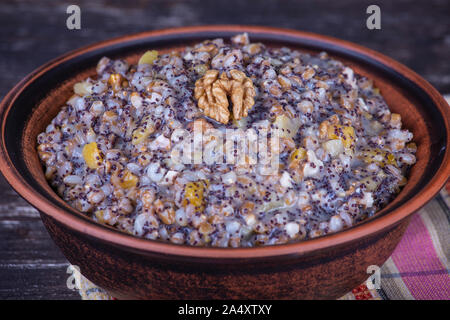 Kutya ist Weihnachten ein Gericht aus Weizen Körner, Mohn, Nüssen, Rosinen und Honig. Porridge, das die Feier von Weihnachten begann. Ukraine, Clos Stockfoto