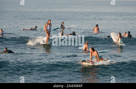 Männer und Frauen surfen am Canggu Beach in Bali, Indonesien Stockfoto