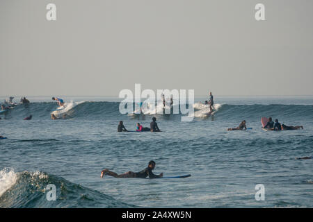 Männer und Frauen surfen am Canggu Beach in Bali, Indonesien Stockfoto