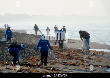 4 ocean Freiwillige sammeln plastik Müll und anderen Abfällen aus Canggu Beach in Bali, Indonesien Stockfoto