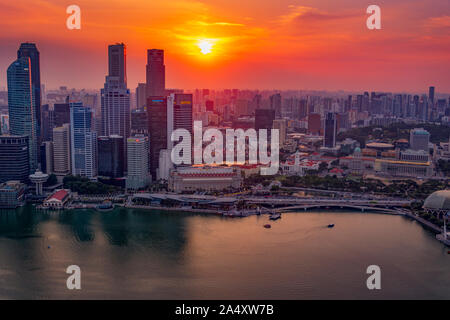 Downtown Singapur bei Sonnenuntergang. Von der Spitze des Marina Bay Sands Hotel, Singapur gesehen. Stockfoto