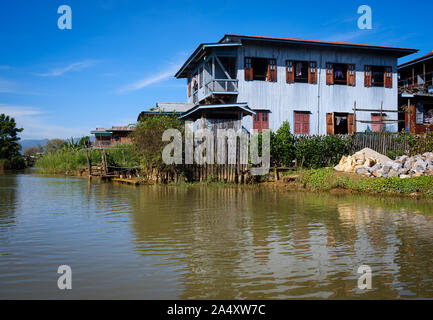 INLE SEE, MYANMAR - ca. Dezember 2017: Typisches Haus auf Stelzen, Inle Lake, Myanmar gebaut Stockfoto