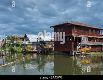 INLE SEE, MYANMAR - ca. Dezember 2017: Typisches Haus auf Stelzen, Inle Lake, Myanmar gebaut Stockfoto