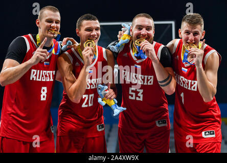 Doha, Katar. 16 Okt, 2019. Team Russland Posen für Fotos nach dem Gewinn der Goldmedaille bei der Verleihung des 3x3-Männer Basketball am 1. ANOC Welt Spiele am Strand Katar 2019 in Doha, der Hauptstadt von Katar, Okt. 16, 2019. Credit: Nikku/Xinhua/Alamy leben Nachrichten Stockfoto