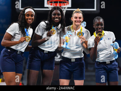 Doha, Katar. 16 Okt, 2019. Goldmedaillengewinner, Spieler von Frankreich posieren für Fotos, die während der Verleihung des 3x3 Women's Basketball am 1. ANOC Welt Spiele am Strand Katar 2019 in Doha, der Hauptstadt von Katar, Okt. 16, 2019. Credit: Nikku/Xinhua/Alamy leben Nachrichten Stockfoto
