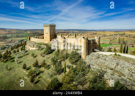 Penaranda de Duero Luftaufnahme der mittelalterlichen Burg, Bergfried, mittelalterlichen Stadtplatz und die befestigte Stadt in Kastilien La Mancha Spanien Stockfoto