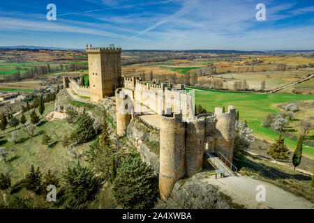 Penaranda de Duero Luftaufnahme der mittelalterlichen Burg, Bergfried, mittelalterlichen Stadtplatz und die befestigte Stadt in Kastilien La Mancha Spanien Stockfoto