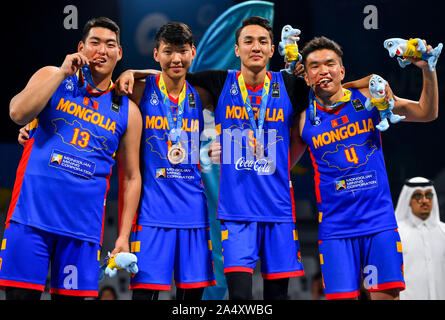 Doha, Katar. 16 Okt, 2019. Team der Mongolei Posen für Fotos nach dem Gewinn der Bronzemedaille bei der Verleihung des 3x3-Männer Basketball am 1. ANOC Welt Spiele am Strand Katar 2019 in Doha, der Hauptstadt von Katar, Okt. 16, 2019. Credit: Nikku/Xinhua/Alamy leben Nachrichten Stockfoto