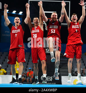 Doha, Katar. 16 Okt, 2019. Team Russland feiert nach dem Gewinn der Goldmedaille bei der Verleihung des 3x3-Männer Basketball am 1. ANOC Welt Spiele am Strand Katar 2019 in Doha, der Hauptstadt von Katar, Okt. 16, 2019. Credit: Nikku/Xinhua/Alamy leben Nachrichten Stockfoto