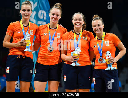 Doha, Katar. 16 Okt, 2019. Silber Medaillengewinner, Spieler der Niederlande posieren für Fotos, die während der Verleihung des 3x3 Women's Basketball am 1. ANOC Welt Spiele am Strand Katar 2019 in Doha, der Hauptstadt von Katar, Okt. 16, 2019. Credit: Nikku/Xinhua/Alamy leben Nachrichten Stockfoto