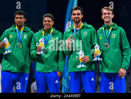 Doha, Katar. 16 Okt, 2019. Team Brasilien Posen für Fotos nach dem Gewinn der Silbermedaille bei der Verleihung des 3x3-Männer Basketball am 1. ANOC Welt Spiele am Strand Katar 2019 in Doha, der Hauptstadt von Katar, Okt. 16, 2019. Credit: Nikku/Xinhua/Alamy leben Nachrichten Stockfoto