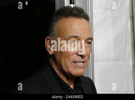 New York, Vereinigte Staaten. 16 Okt, 2019. Bruce Springsteen kommt auf dem roten Teppich in New York Special Screening des 'westlichen Stars' an Metrograph in New York City am Mittwoch, den 16. Oktober 2019. Foto von John angelillo/UPI Quelle: UPI/Alamy leben Nachrichten Stockfoto