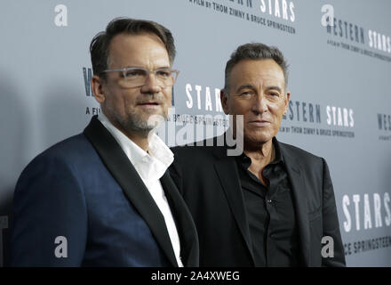 New York, Vereinigte Staaten. 16 Okt, 2019. Thom Zimny und Bruce Springsteen ankommen auf dem roten Teppich in New York Special Screening des 'westlichen Stars' an Metrograph in New York City am Mittwoch, den 16. Oktober 2019. Foto von John angelillo/UPI Quelle: UPI/Alamy leben Nachrichten Stockfoto