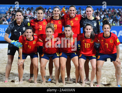Doha, Katar. 16 Okt, 2019. Spieler aus Spanien posieren für Fotos vor dem Finale der Frauen beach Soccer an der 1.Welt ANOC Beach Games in Doha, der Hauptstadt von Katar, Okt. 16, 2019. Credit: Nikku/Xinhua/Alamy leben Nachrichten Stockfoto