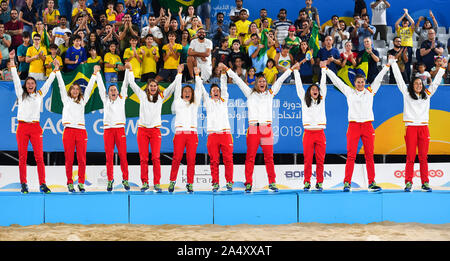 Doha, Katar. 16 Okt, 2019. Goldmedaillengewinner, Spieler von Spanien, Feiern bei der Verleihung des Women's Beach Soccer an der 1.Welt ANOC Beach Games in Doha, der Hauptstadt von Katar, Okt. 16, 2019. Credit: Nikku/Xinhua/Alamy leben Nachrichten Stockfoto