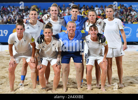 Doha, Katar. 16 Okt, 2019. Spieler von Großbritannien posieren für Fotos vor dem Finale der Frauen beach Soccer an der 1.Welt ANOC Beach Games in Doha, der Hauptstadt von Katar, Okt. 16, 2019. Credit: Nikku/Xinhua/Alamy leben Nachrichten Stockfoto