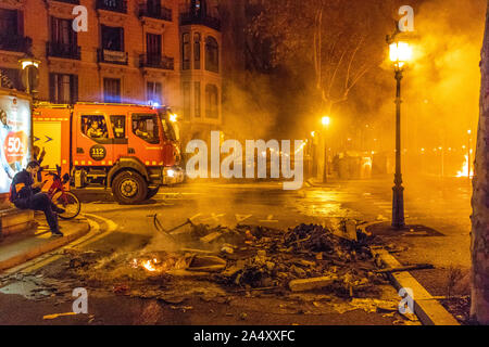 Barcelona, Spanien - 17. Oktober 2019: Brennende Straßen von Barcelona in der dritten Nacht der Protest wieder die gerichtlichen Urteil gegen die Katalanische Führer für die Verkündigung der Unabhängigkeit von Spanien Quelle: Dino Geromella/Alamy leben Nachrichten Stockfoto