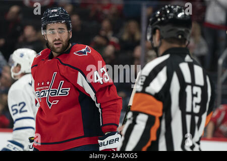 Washington, United States. 16 Okt, 2019. Washington Capitals rechten Flügel Tom Wilson (43) reagiert, nachdem ein Ziel während des zweiten Zeitraums bei Capital eine Arena, in Washington, DC am Mittwoch, den 16. Oktober 2019 nicht mehr zulässig. Die Hauptstädte der Toronto Maple Leafs zu einem 3-Spiel Home stand heute Abend beginnen. Foto von Alex Edelman/UPI Quelle: UPI/Alamy leben Nachrichten Stockfoto