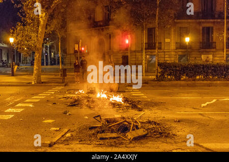 Barcelona, Spanien - 17. Oktober 2019: Brennende Straßen von Barcelona in der dritten Nacht der Protest wieder die gerichtlichen Urteil gegen die Katalanische Führer für die Verkündigung der Unabhängigkeit von Spanien Quelle: Dino Geromella/Alamy leben Nachrichten Stockfoto