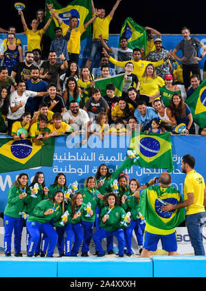 Doha, Katar. 16 Okt, 2019. Team Brasilien feiert den Gewinn der Bronzemedaille nach der Frauen Beach Soccer Kampf um Bronze zwischen Brasilien und Rußland Am 1. ANOC Welt Spiele am Strand Katar 2019 in Doha, der Hauptstadt von Katar, am Okt. 16, 2019. Credit: Nikku/Xinhua/Alamy leben Nachrichten Stockfoto