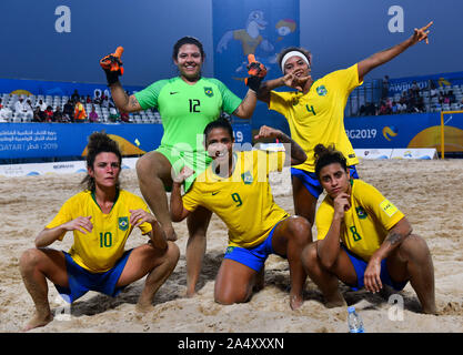 Doha, Katar. 16 Okt, 2019. Spieler Brasiliens Feiern nach dem Sieg der Frauen Beach Soccer Kampf um Bronze zwischen Brasilien und Rußland Am 1. ANOC Welt Spiele am Strand Katar 2019 in Doha, der Hauptstadt von Katar, am Okt. 16, 2019. Credit: Nikku/Xinhua/Alamy leben Nachrichten Stockfoto
