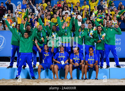 Doha, Katar. 16 Okt, 2019. Team Brasilien feiert den Gewinn der Goldmedaille bei der Verleihung des Beach Soccer an der 1.Welt ANOC Beach Games Katar 2019 in Doha, der Hauptstadt von Katar, am Okt. 16, 2019. Credit: Nikku/Xinhua/Alamy leben Nachrichten Stockfoto