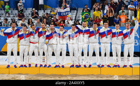 Doha, Katar. 16 Okt, 2019. Team Russland feiert den Gewinn der Silbermedaille bei der Verleihung des Beach Soccer an der 1.Welt ANOC Beach Games Katar 2019 in Doha, der Hauptstadt von Katar, am Okt. 16, 2019. Credit: Nikku/Xinhua/Alamy leben Nachrichten Stockfoto