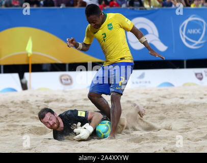 Doha, Katar. 16 Okt, 2019. Bokinha (R) von Brasilien konkurriert mit ostrovskii Ivan in Russland während der Men's Beach Soccer Finale zwischen Brasilien und Rußland Am 1. ANOC Welt Spiele am Strand Katar 2019 in Doha, der Hauptstadt von Katar, am Okt. 16, 2019. Credit: Nikku/Xinhua/Alamy leben Nachrichten Stockfoto