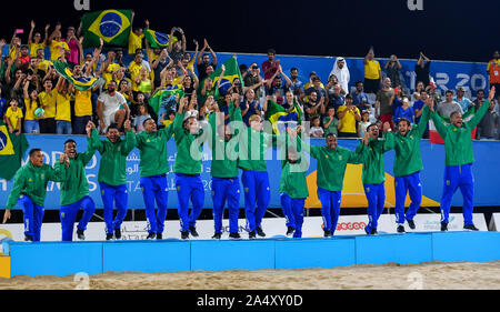 Doha, Katar. 16 Okt, 2019. Team Brasilien feiert den Gewinn der Goldmedaille bei der Verleihung des Beach Soccer an der 1.Welt ANOC Beach Games Katar 2019 in Doha, der Hauptstadt von Katar, am Okt. 16, 2019. Credit: Nikku/Xinhua/Alamy leben Nachrichten Stockfoto