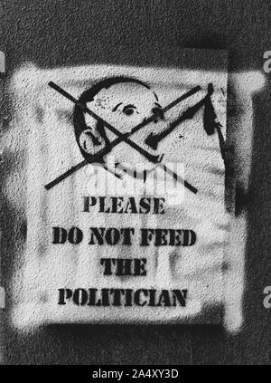 Schwarz-weiß Foto von Anti-politische Graffiti in Budapest. Stockfoto