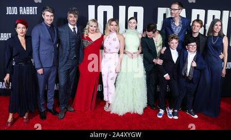 HOLLYWOOD, LOS ANGELES, Kalifornien, USA - 15. Oktober: Chelsea Cohen, Carthew Neal, Taika Waititi, Rebel Wilson, Scarlett Johansson, thomasin McKenzie, Sam Rockwell, Stephen Merchant, römische Griffin Davis, Archie Yates, Alfie Allen und Christine Leunens kommen an der Los Angeles Premiere von Fox Searchlight" Jojo Kaninchen' im Hollywood American Legion Post 43 am Oktober 15, 2019 in Hollywood, Los Angeles, Kalifornien, USA. (Foto von David Acosta/Image Press Agency) Stockfoto