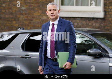 London, Großbritannien. 16 Okt, 2019. Stephen Barclay, Brexit Sekretärin kommt an der Downing Street die wöchentliche Kabinettssitzung vor dem EU-Gipfel am 17. und 18. Oktober zu besuchen. Der Europäische Rat wird eine Reihe von wichtigen Themen, unter anderem Brexit diskutieren. Credit: SOPA Images Limited/Alamy leben Nachrichten Stockfoto