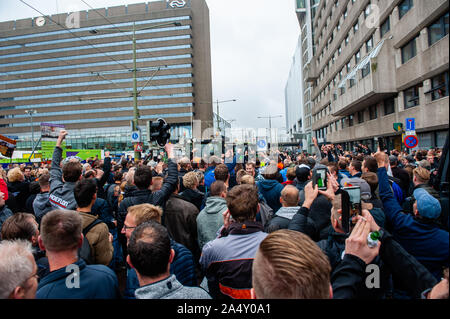 Den Haag, Niederlande. 16 Okt, 2019. Die Landwirte sich gegenseitig applaudieren während der Demonstration. Niederländische Bauern protestieren gegen die vorgeschlagenen Maßnahmen auf die Stickstoffemissionen in Den Haag zu schneiden. Die Bauern gestört Verkehr in die Stadt marschieren über die Straßenbahnlinien, die aktionsgruppe "Farmers Defense Force" auch für Zelte und Lebensmittel berufen hat, bedrohlich Camp gibt, bis ihre Forderungen erfüllt werden. Credit: SOPA Images Limited/Alamy leben Nachrichten Stockfoto