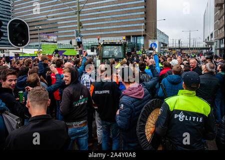 Den Haag, Niederlande. 16 Okt, 2019. Die Landwirte sich gegenseitig applaudieren während der Demonstration. Niederländische Bauern protestieren gegen die vorgeschlagenen Maßnahmen auf die Stickstoffemissionen in Den Haag zu schneiden. Die Bauern gestört Verkehr in die Stadt marschieren über die Straßenbahnlinien, die aktionsgruppe "Farmers Defense Force" auch für Zelte und Lebensmittel berufen hat, bedrohlich Camp gibt, bis ihre Forderungen erfüllt werden. Credit: SOPA Images Limited/Alamy leben Nachrichten Stockfoto